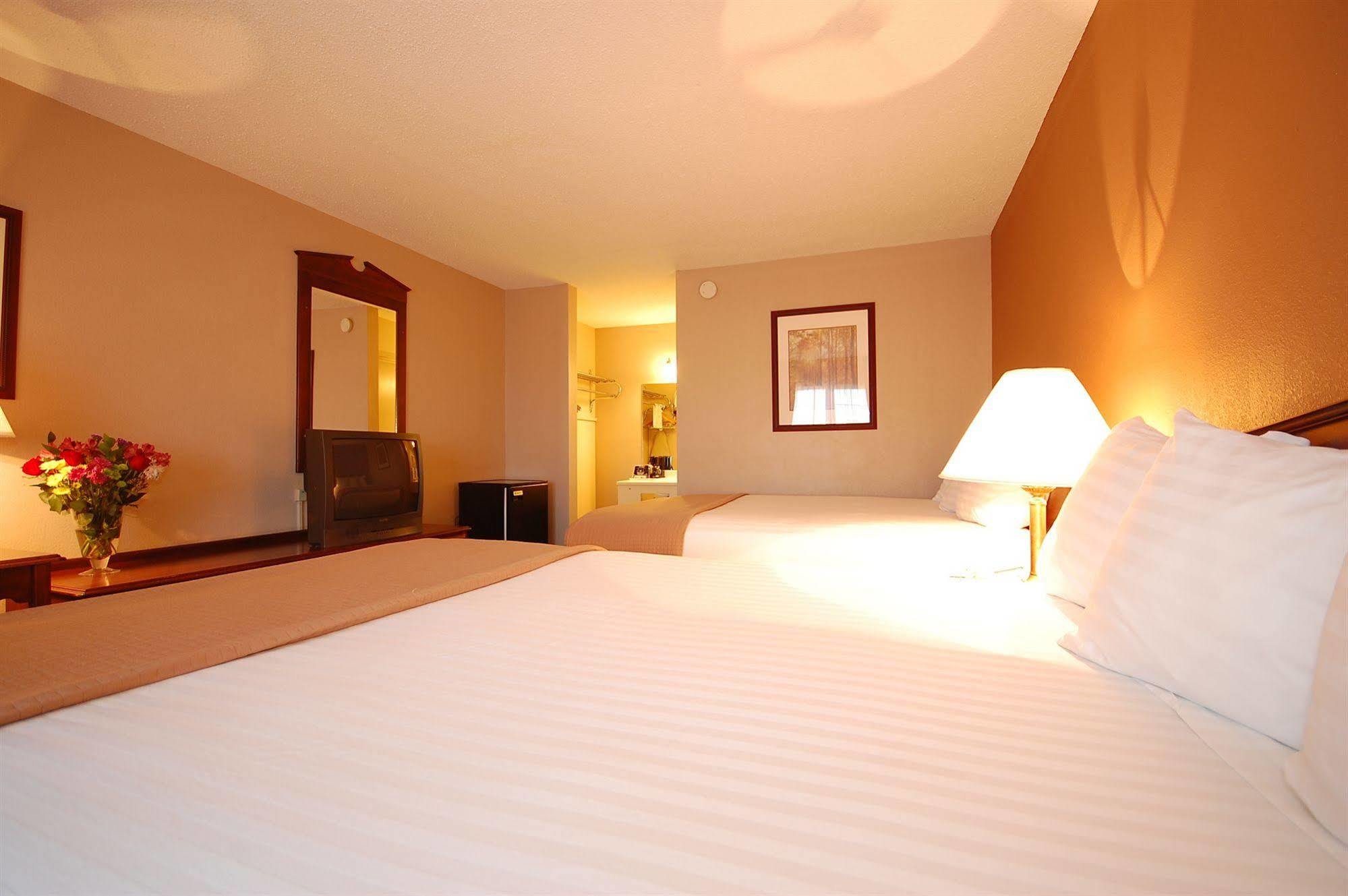 Magnuson Hotel Red Baron Garden City Exterior foto